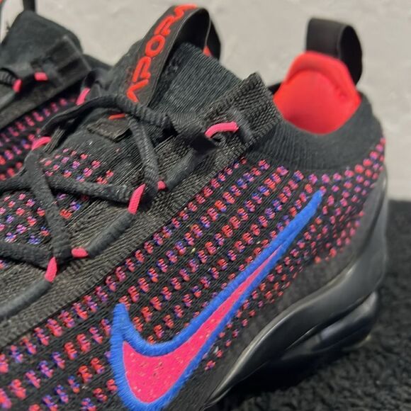 🔥🔥 NIKE Air Vapormax FLYKNIT 2021 Black/Pink/Blue Women Sz 8.5 - PERFECT - Picture 4 of 12